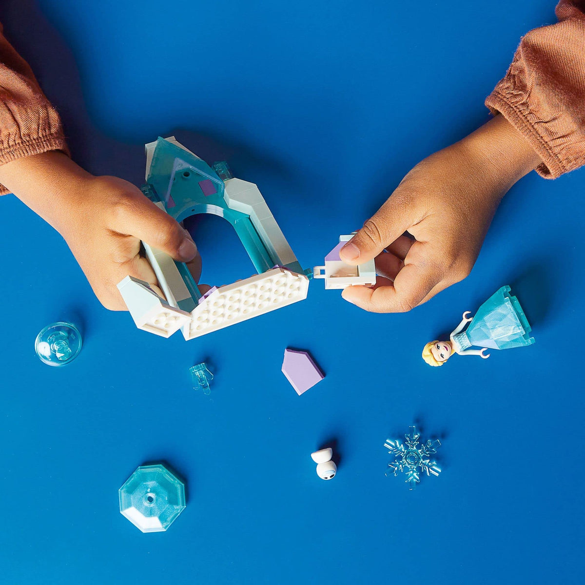 Building Set with Princess Elsa Mini Doll Figure Q683670